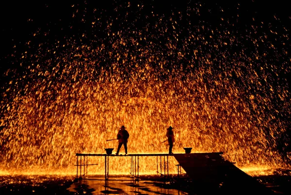 Artistas Pulverizam Ferro Fundido Contra Uma Parede Concreto Para Criar — Fotografia de Stock