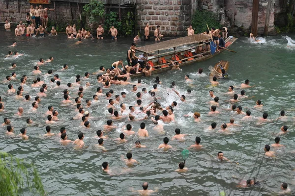 Kínai Férfi Fogás Kacsa Hogy Megünnepeljük Dragon Boat Festival Néven — Stock Fotó