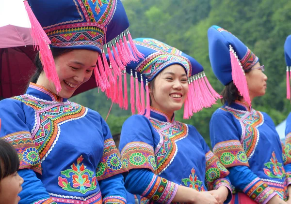 伝統的な衣装を着た中国の民族グループの中国人の女の子は 南中国の広西チワン族自治区 南寧市でバレンタインデーのお祝いの間に様々な活動に参加します 2017年3月30日 — ストック写真