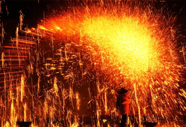 Performer Sprays Molten Iron Concrete Wall Create Sparks Performance Dashuhua — Stock Photo, Image