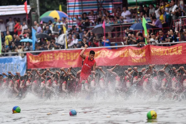 2017年5月24日 在中国南方广东省广州市的一条河上 参加庆祝端午节 又名端午节 的龙舟赛 — 图库照片