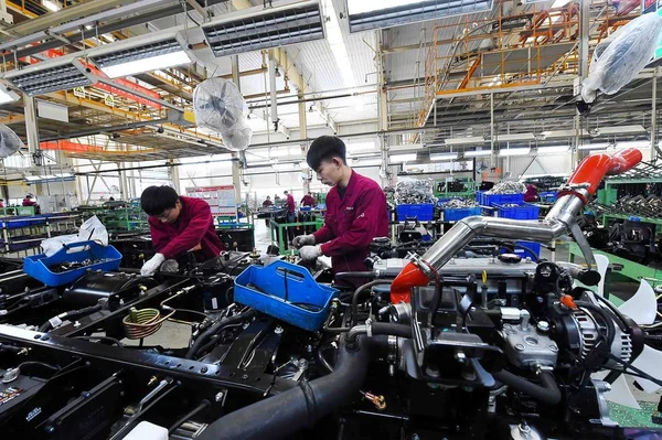 Trabalhadores Chineses Montam Carros Uma Fábrica Automóveis Cidade Weifang Província — Fotografia de Stock