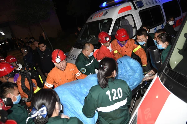 中国人の救助者は Qingxu タイユワン市 北中国の山西省州の Dongyu 炭鉱で浸水した穴から救出された作業員を護衛します 月2017 — ストック写真