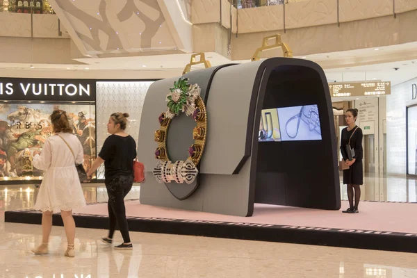 Compradores Passam Por Showroom Forma Bolsa Durante Uma Campanha Promocional — Fotografia de Stock