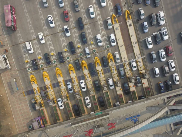 Dieser Luftaufnahme Stehen Massen Von Fahrzeugen Schlange Eine Mautstelle Auf — Stockfoto