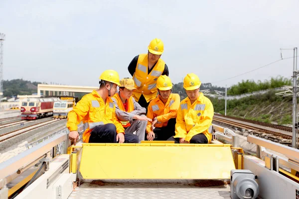 Pekerja Pemeliharaan Digambarkan Sepanjang Bagian Pasokan Listrik Kereta Api Kota — Stok Foto