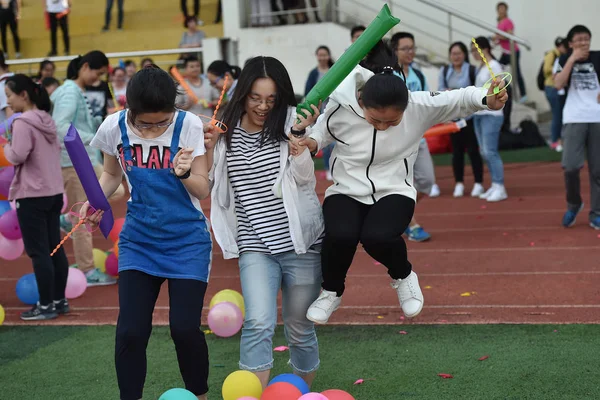 Chinesische Studenten Steigen Auf Luftballons Während Einer Aktivität Vor Der — Stockfoto