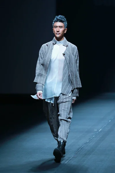 Modella Espone Nuove Creazioni Alla Sfilata Namo Durante China Fashion — Foto Stock