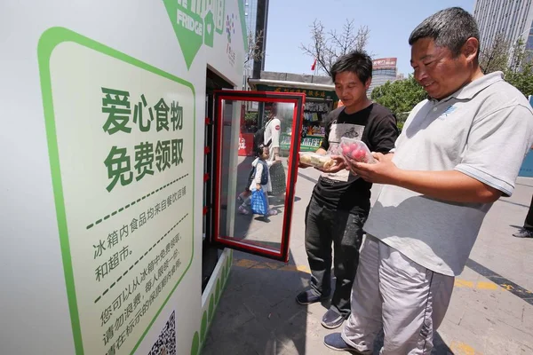 Pedestrians Take Food Charity Refrigerator Weifang City East China Shandong — Stock Photo, Image