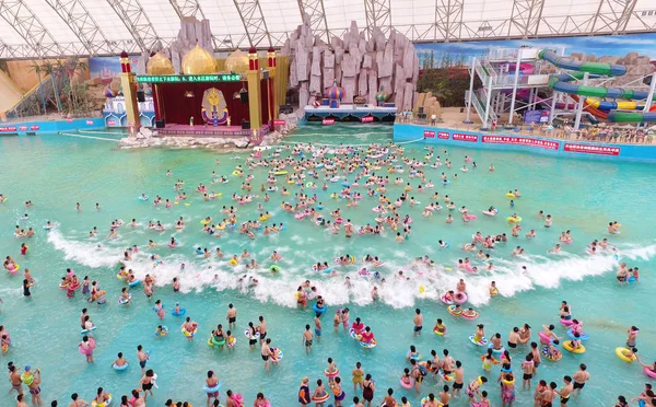 Nyaralók Szórakozást Vízi Vidámpark Más Néven Kína Holt Tenger Közben — Stock Fotó