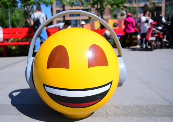 Ένα Πέτρινο Emoji Που Δείχνει Μια Έκφραση Προσώπου Απεικονίζεται Στην — Φωτογραφία Αρχείου