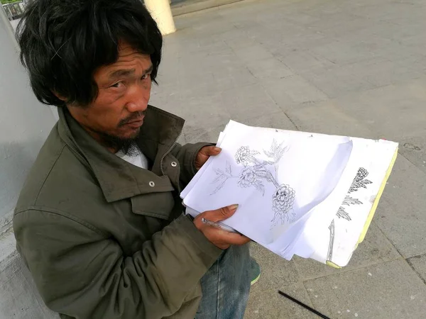 Бездомный Ван Сяомин Проезжает Эстакадой Городе Сиань Провинция Шэньси Северо — стоковое фото