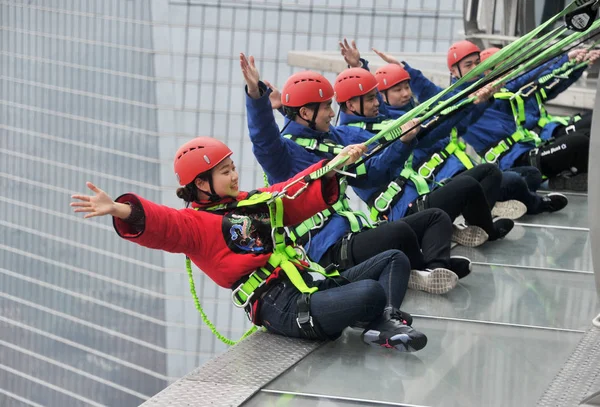 Trabajadora Seguridad China Liu Jing Sus Colegas Equipados Con Engranajes — Foto de Stock