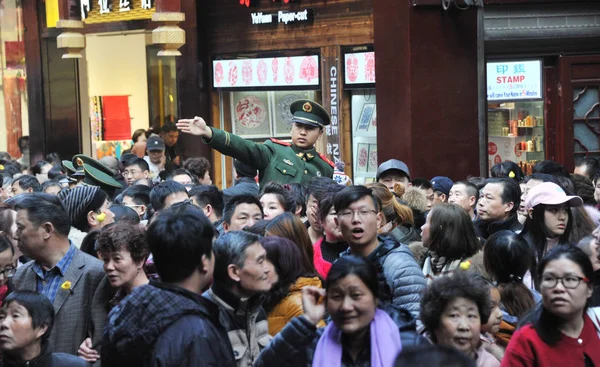 Turisti Affollano Giardino Giardino Yuyuan Celebrare Capodanno Lunare Cinese Noto — Foto Stock