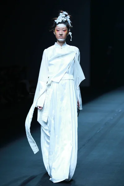 Modelo Exibe Novas Criações Desfile Moda Namo Durante China Fashion — Fotografia de Stock