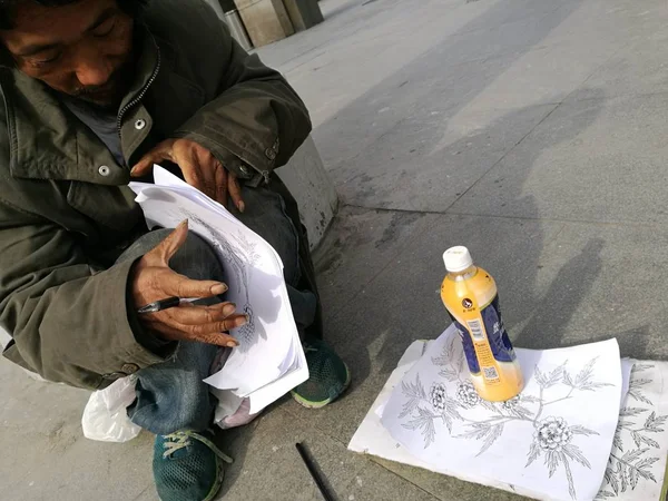 2017年5月24日 中国西北陕西省西安市一名无家可归的王晓明在天桥下抽奖 — 图库照片