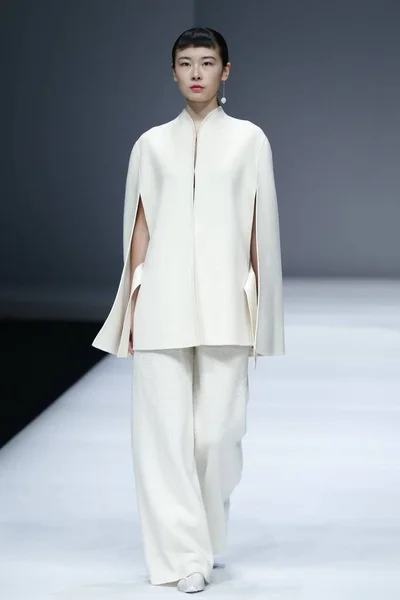Modell Visar Skapelse Modevisning Zenith Liv Kinesiska Designer Liu Wei — Stockfoto