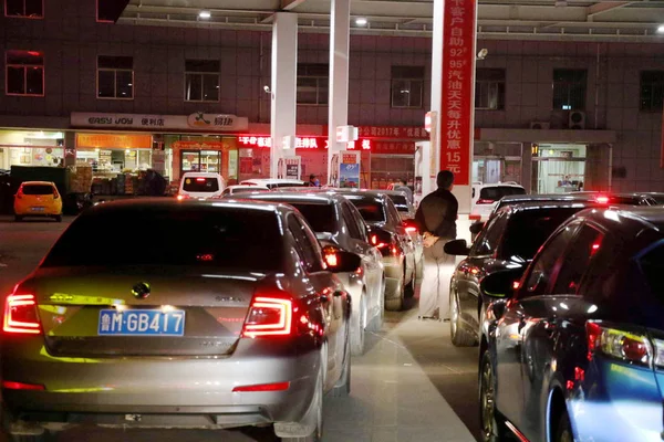 Autók Várni Sorban Kell Refueled Egy Benzinkútnál Sinopec Binzhou City — Stock Fotó