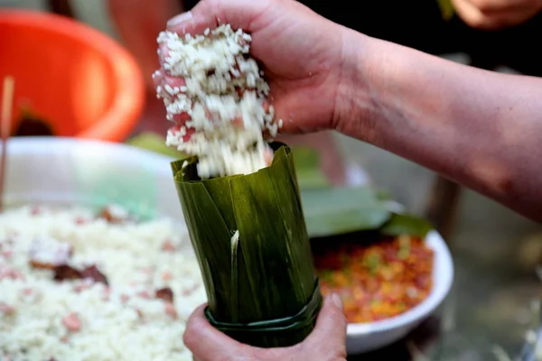 Chinese Woman Makes Pillow Shaped Sticky Rice Dumpling Known Zongzi — Stock Photo, Image