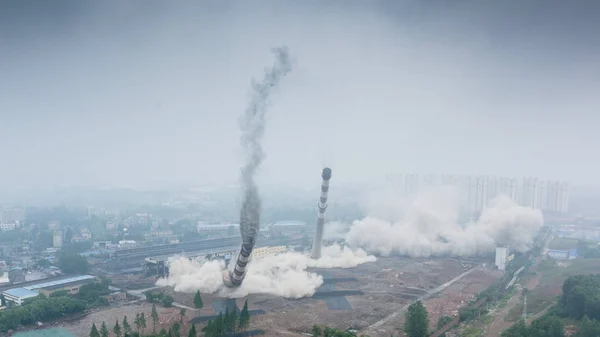 Dos Chimeneas 180 Metros Altura Una Torre Enfriamiento Son Demolidas —  Fotos de Stock