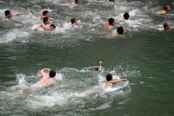 Китайцы Ловят Уток Отпраздновать Фестиваль Лодки Дракона Известный Фестиваль Дуану — стоковое фото