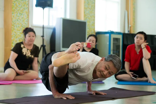 Professeur Yoga Chinois Ans Mingchao Instruit Enseignants Maternelle Mères Temps — Photo