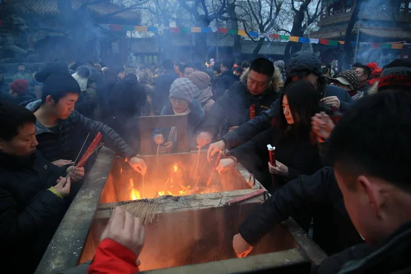 Kínai Hívek Éget Füstölők Hogy Imádkozzanak Szerencsét Kínai Holdújév Vagy — Stock Fotó