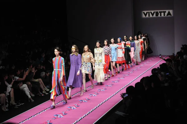 Modele Wyświetlają Nowe Kreacje Pokaz Mody Vivetta Podczas Chiny Moda — Zdjęcie stockowe