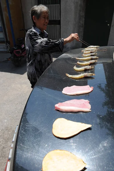 Uma Mulher Idosa Assa Bacon Camarões Batata Doce Tronco Carro — Fotografia de Stock