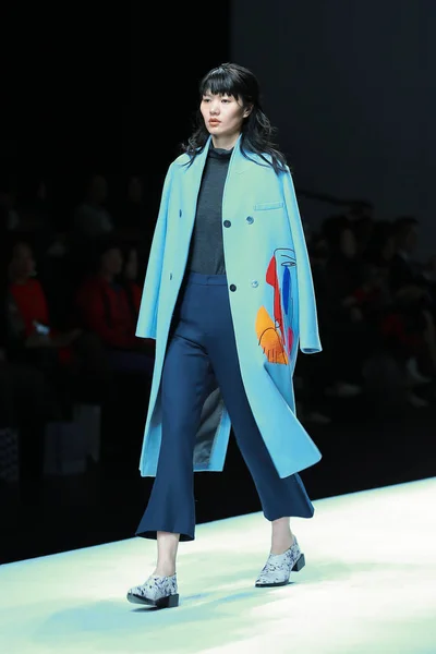 Модель Демонстрирует Новое Творение Модном Показе Whitefog Китайского Дизайнера Цяня — стоковое фото