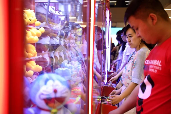 Konkurenci Biorą Udział Konkursie Chwytając Lalkę Centrum Handlowym Mieście Taiyuan — Zdjęcie stockowe