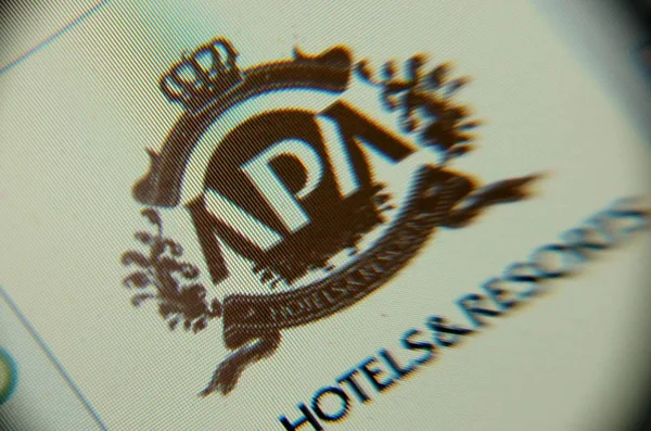 Internauta Chinês Olha Para Logotipo Dos Hotéis Resorts Apa Japão — Fotografia de Stock