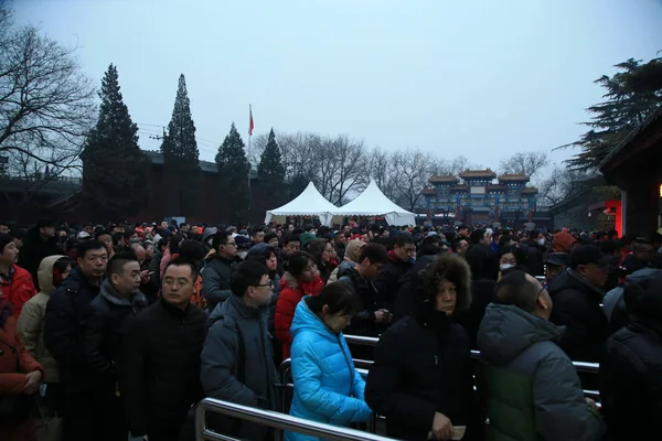 中国崇拝の群衆の 2017 日の中国旧正月 中国の春祭りとして知られている最初の日に幸運を祈願する雍和宮ラマ教寺院 — ストック写真