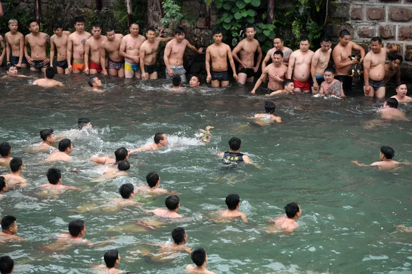 Gli Uomini Cinesi Catturano Anatre Celebrare Dragon Boat Festival Noto — Foto Stock