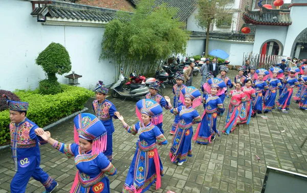 Parejas Del Grupo Étnico Chino Zhuang Vestidas Con Trajes Tradicionales — Foto de Stock