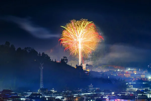 Ohňostroj Explodoval Nad Nebem Aby Oslavil Čínský Lunární Nový Rok — Stock fotografie