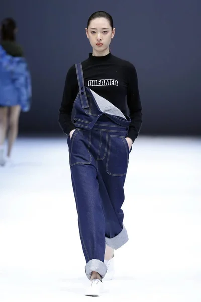 モデルは 中国ファッション週秋 2017 と北京 2017 日中に ポリアンナ ポリアンナによって Keong のファッションショーで新しい創造を表示します — ストック写真