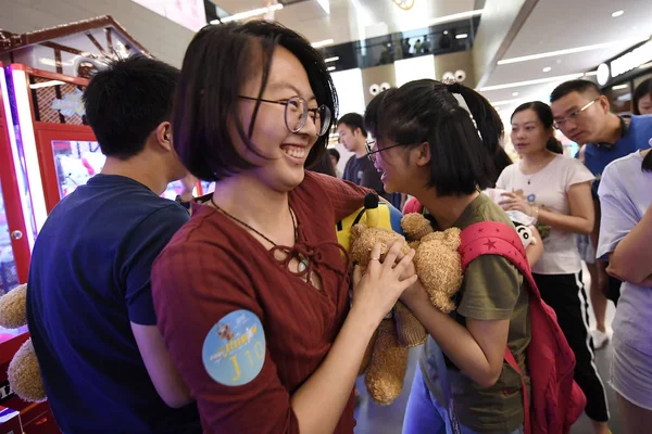 Competitor Takes Part Doll Grabbing Competition Shopping Center Taiyuan City — Stock Photo, Image