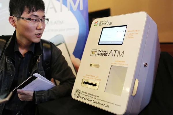 Visitor Looks Bitcoin Atm Launched Btc China Cafe Shanghai China — Stock Photo, Image