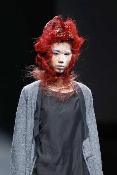 モデルは 中国ファッション週秋 2017 と北京 2017 日中に ナモのファッションショーで新しい創造を表示します — ストック写真