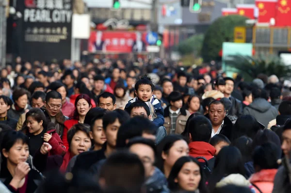 Touristen Bevölkern Die Einkaufsstraße Nanjing Road Das Chinesische Mondneujahr Auch — Stockfoto