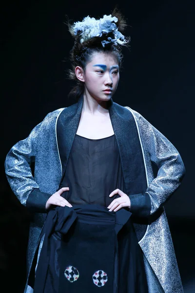モデルは 中国ファッション週秋 2017 と北京 2017 日中に ナモのファッションショーで新しい作品を表示します — ストック写真