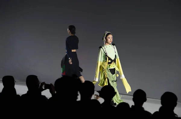モデルは 2017 日中国中央部の湖北省武漢市で第 回武漢ファッション芸術祭中に卒業設計作品のファッションショーで卒業生が作品を表示します — ストック写真