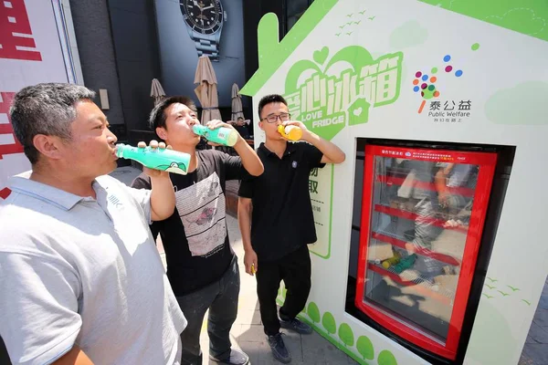 Пішоходи Пити Напої Взяті Благодійної Холодильника Weifang Місто Схід Китаю — стокове фото