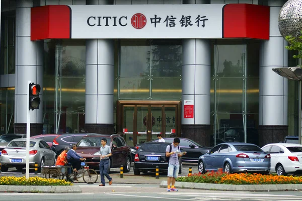 Los Peatones Pasan Por Una Sucursal Del Banco Citic China —  Fotos de Stock
