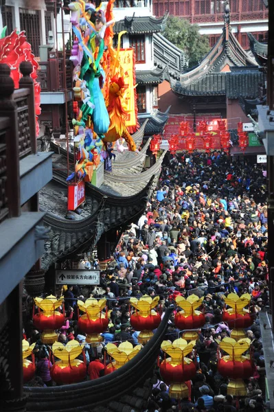 Turisti Affollano Giardino Giardino Yuyuan Celebrare Capodanno Lunare Cinese Noto — Foto Stock