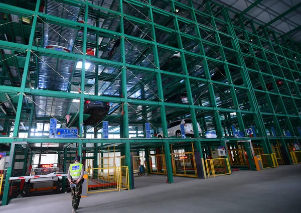 Vista Interior Maior Estacionamento Com Uma Altura Oito Andares Cobrindo — Fotografia de Stock