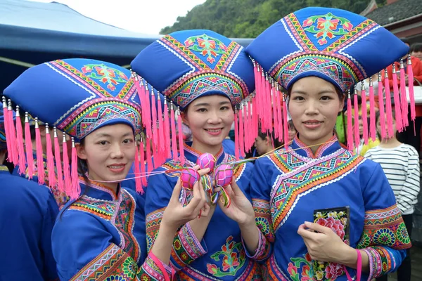 Meninas Chinesas Grupo Étnico Zhuang Vestidas Com Trajes Tradicionais Participam — Fotografia de Stock