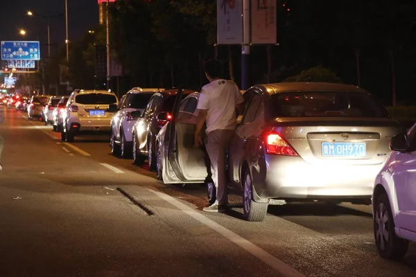 Autos Stehen Schlange Einer Tankstelle Von Sinopec Der Stadt Binzhou — Stockfoto