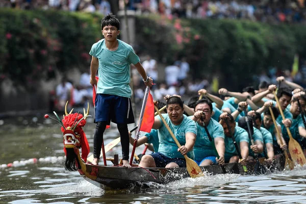 Los Participantes Compiten Una Carrera Barcos Dragón Río Para Celebrar —  Fotos de Stock